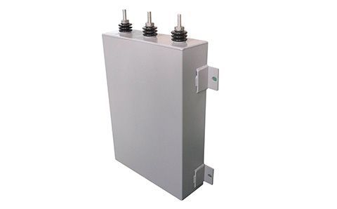 電容器的容量大小與什么有關？為什么？